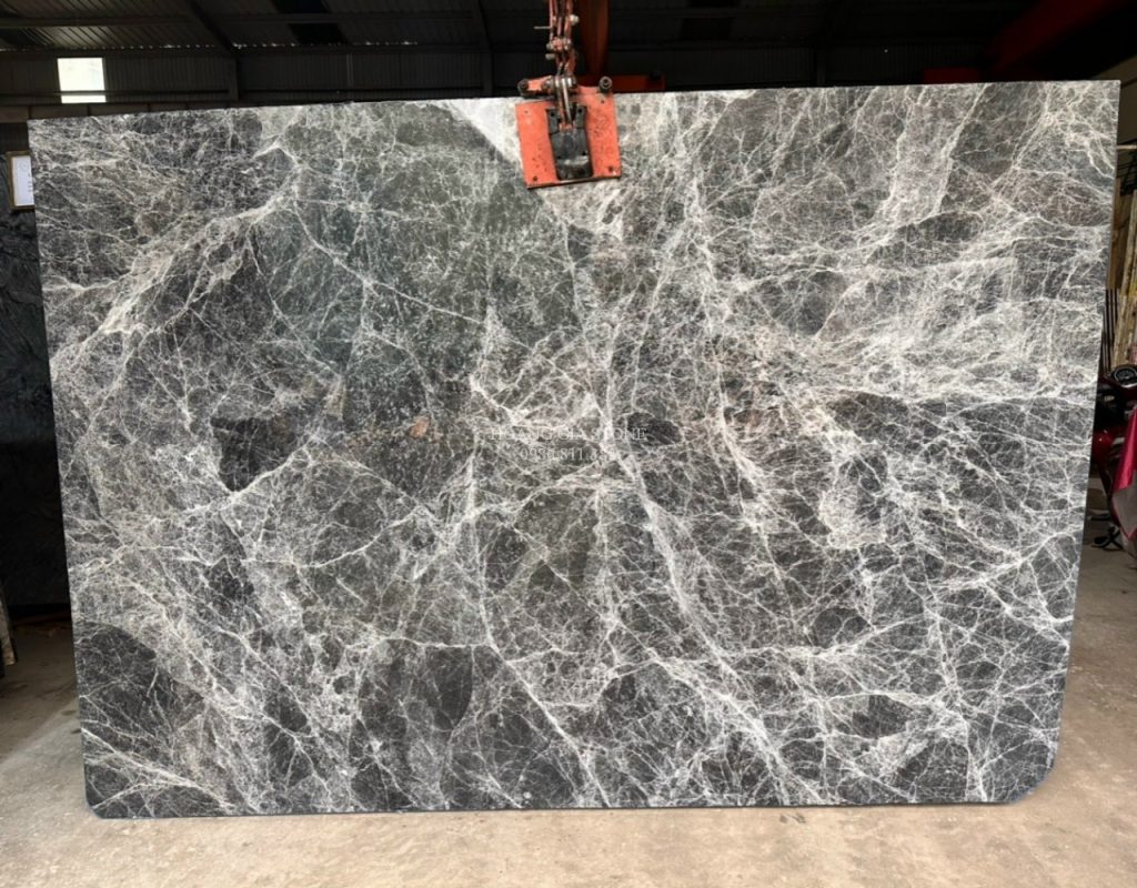 Đá Marble Trắng Cũ sau lưng Spider Grey